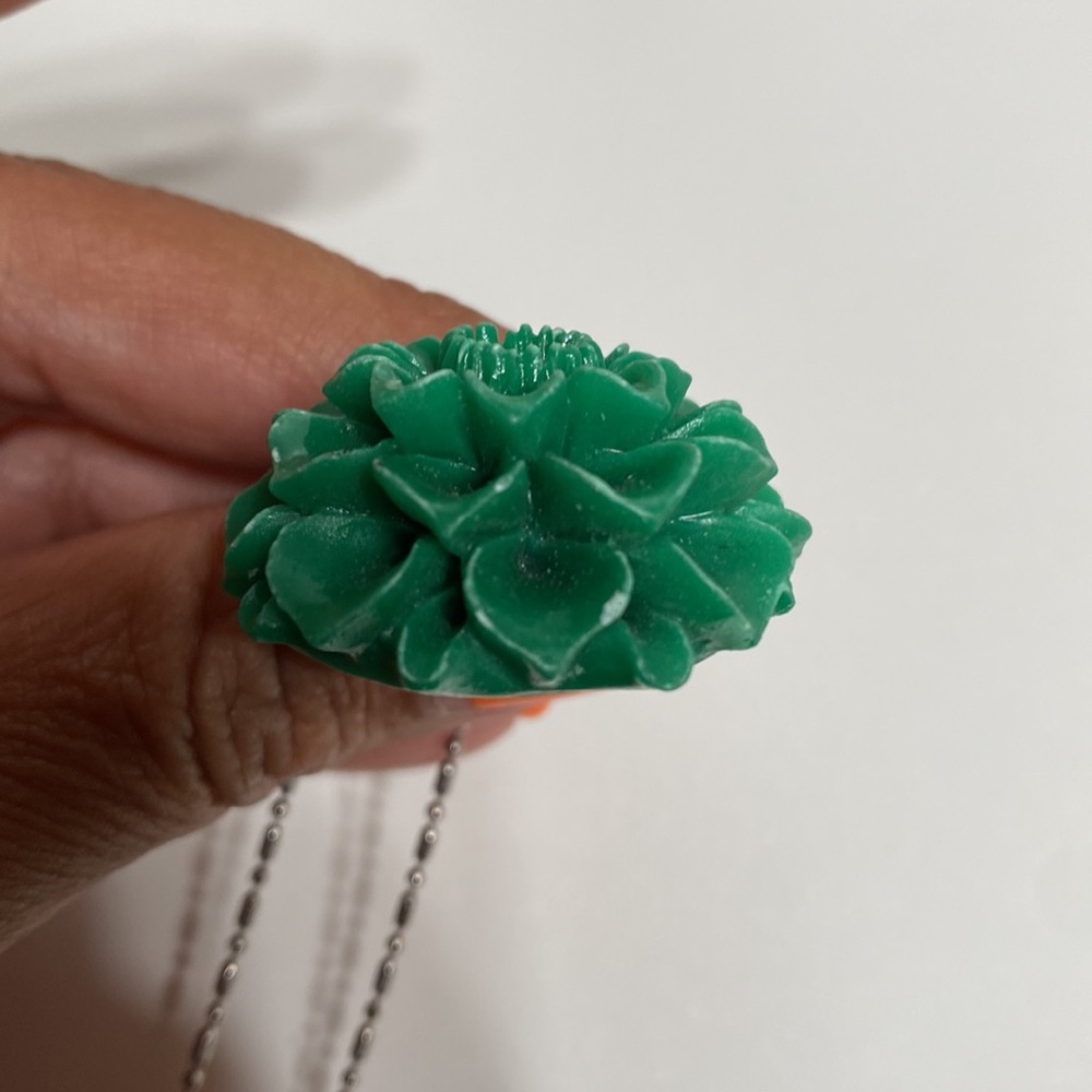 Green Resin Flower Pendant Necklace - Picture 2 of 10